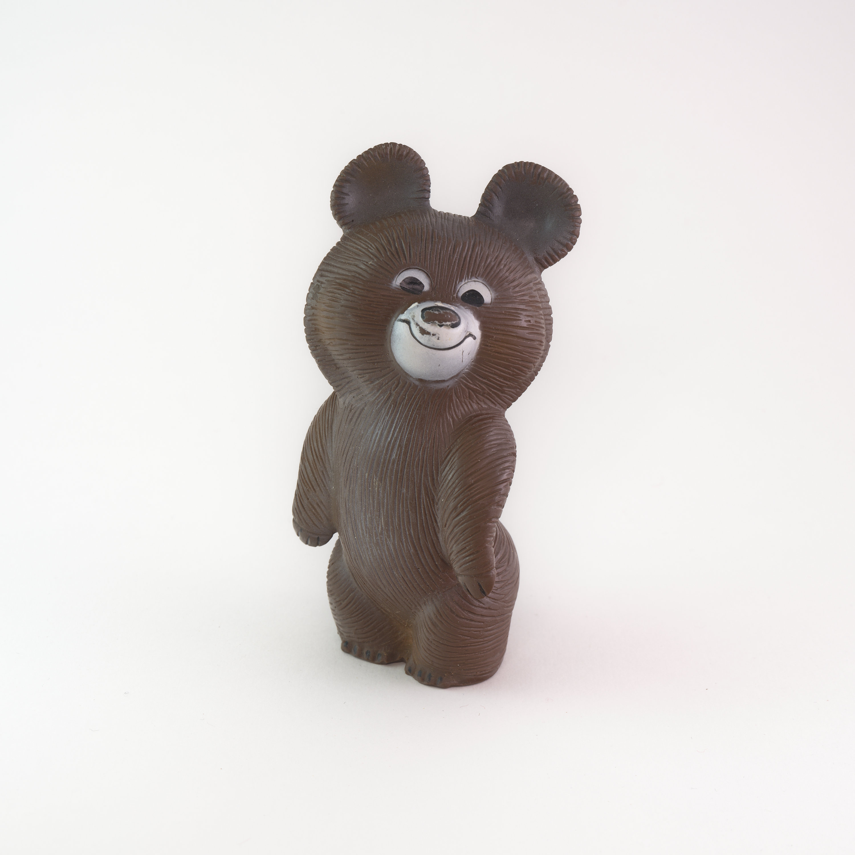 Память о победе: мишка, который в базе — просто маскот, а в памяти — первая общая эйфория страны.