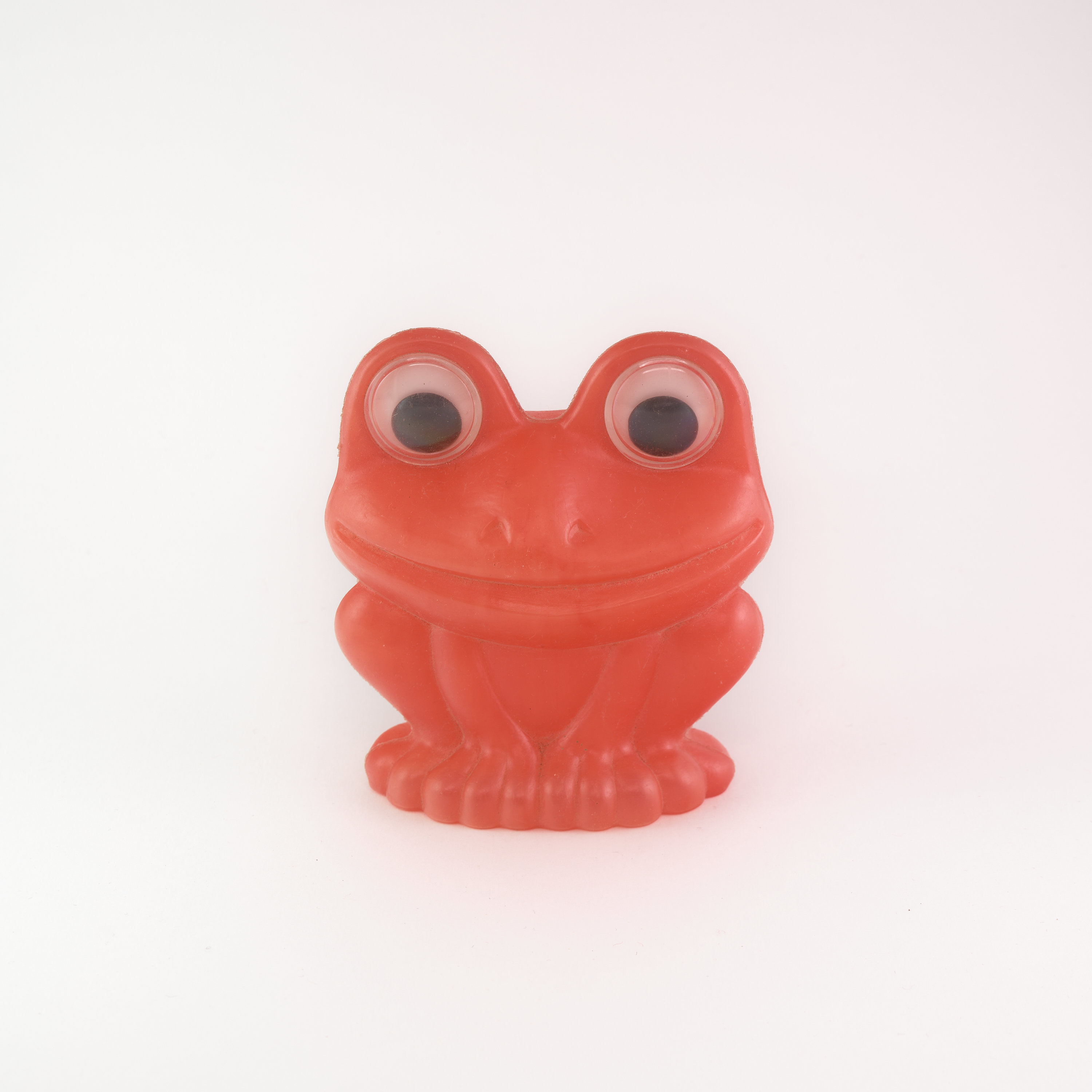 Оптимистический амфибий: взгляд шире экрана, но жизнь умещается в детской ладони.