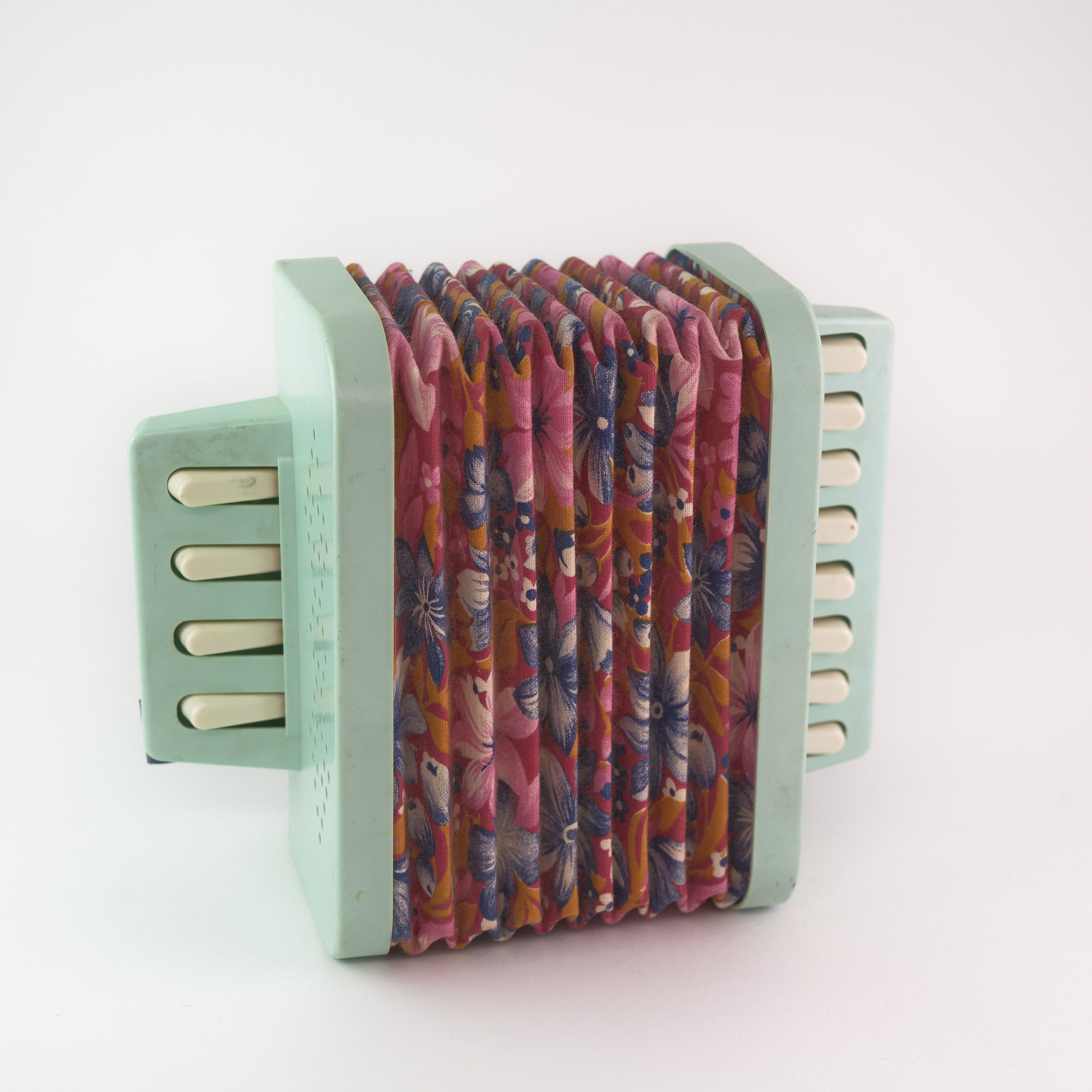 Сжатая мелодия: праздник, сведённый к гармошке из пластика и ткани.