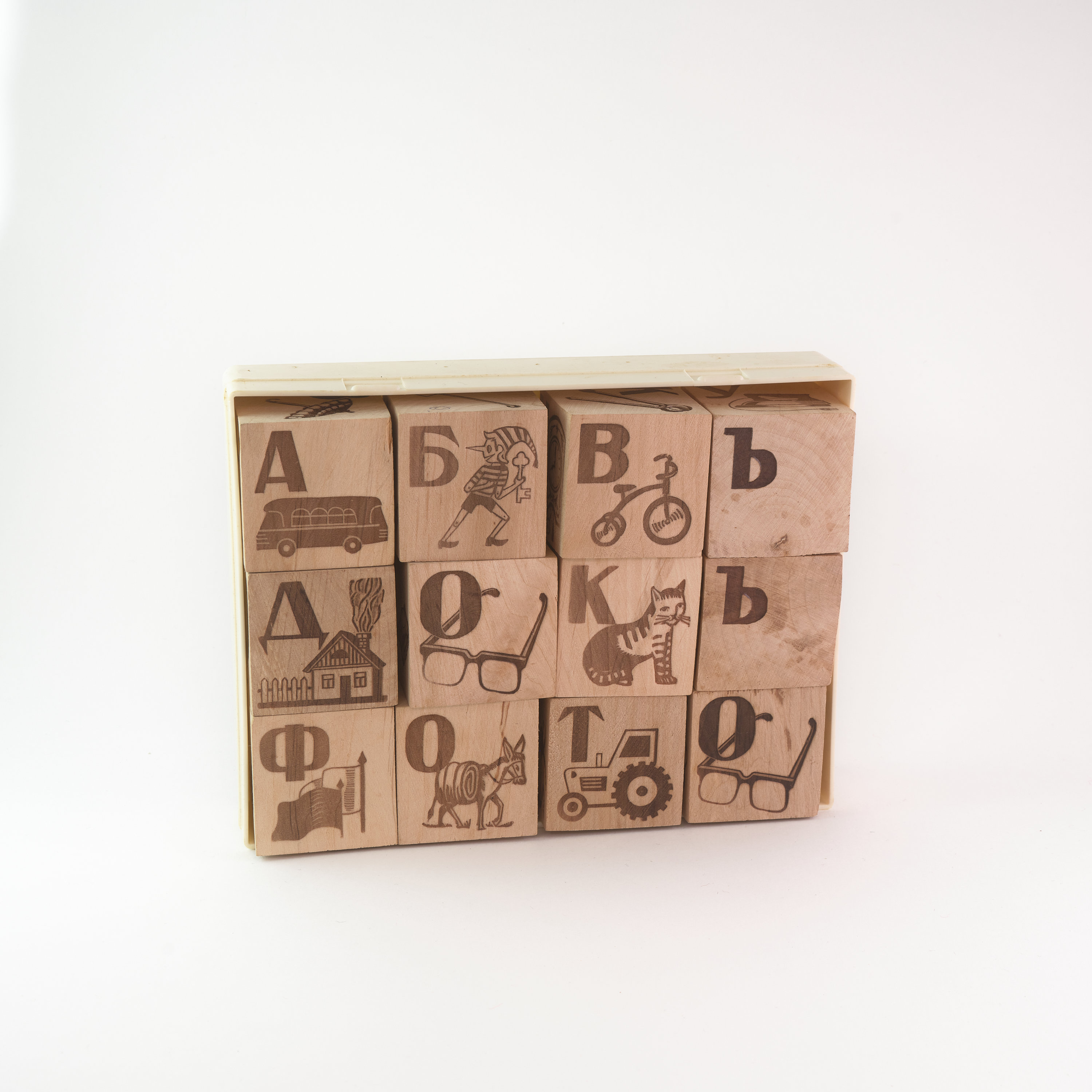 Алфавит источника: из этих букв вырастают языки программистов, а потом и языковые модели.