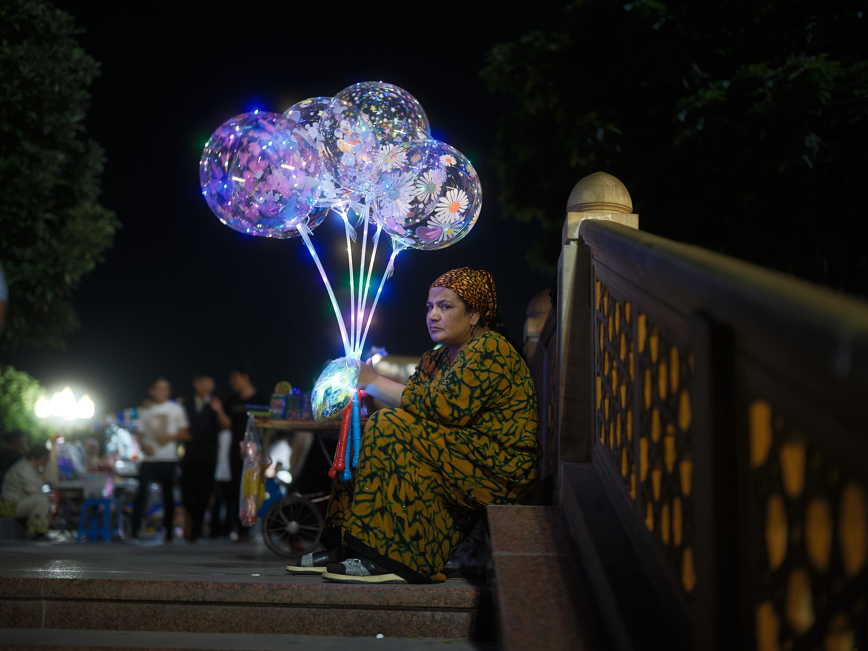 Мальчик бежит. Несмотря на узость многих улиц Самарканда, они редко бывают тихими. Взрослые занимаются своими делами, пока рядом играют дети.